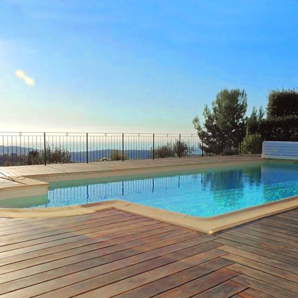Piscine polyester avec vue d&eacute;gag&eacute;e sur le golfe